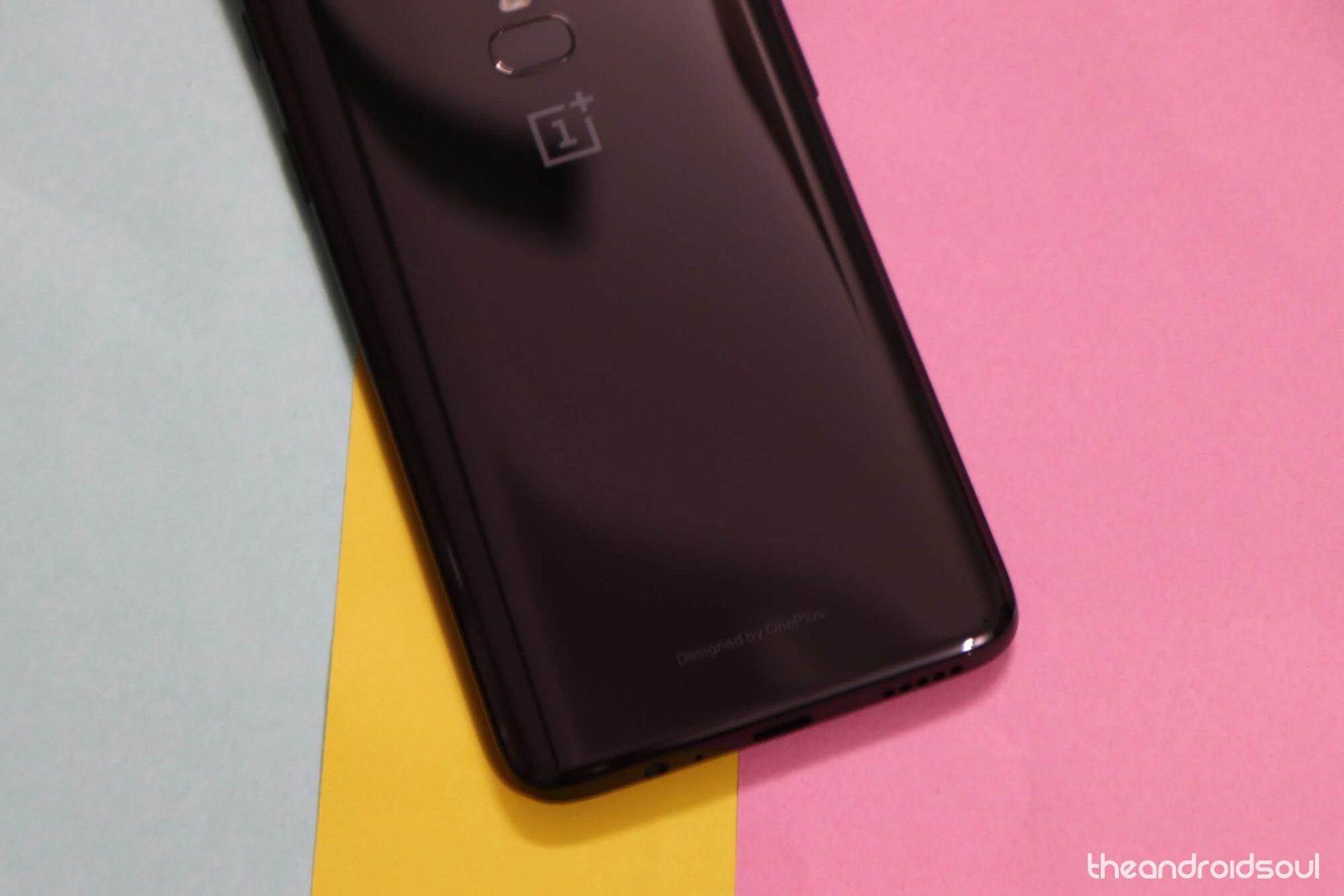 Почему на oneplus 8 pro при заблокирован экране через камеру